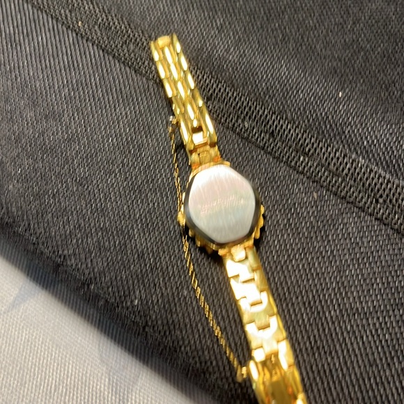 Vintage gold plated Pierre Cardin ladies watch with clear crystals around face - Picture 4 of 6